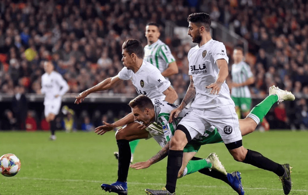 马洛卡惊险逼平瓦伦西亚，保级形势严峻