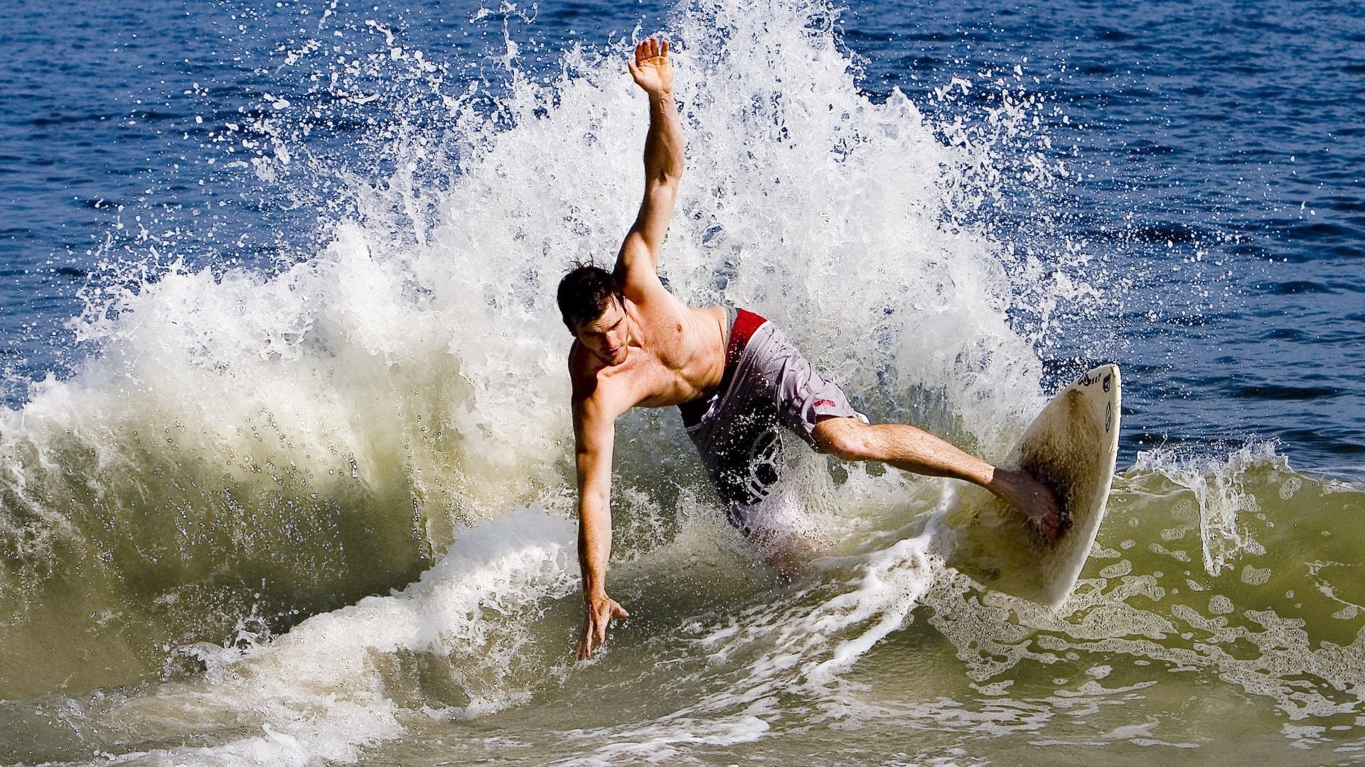 当封锁与接管相遇，地缘政治与篮球场上的唯一性对决