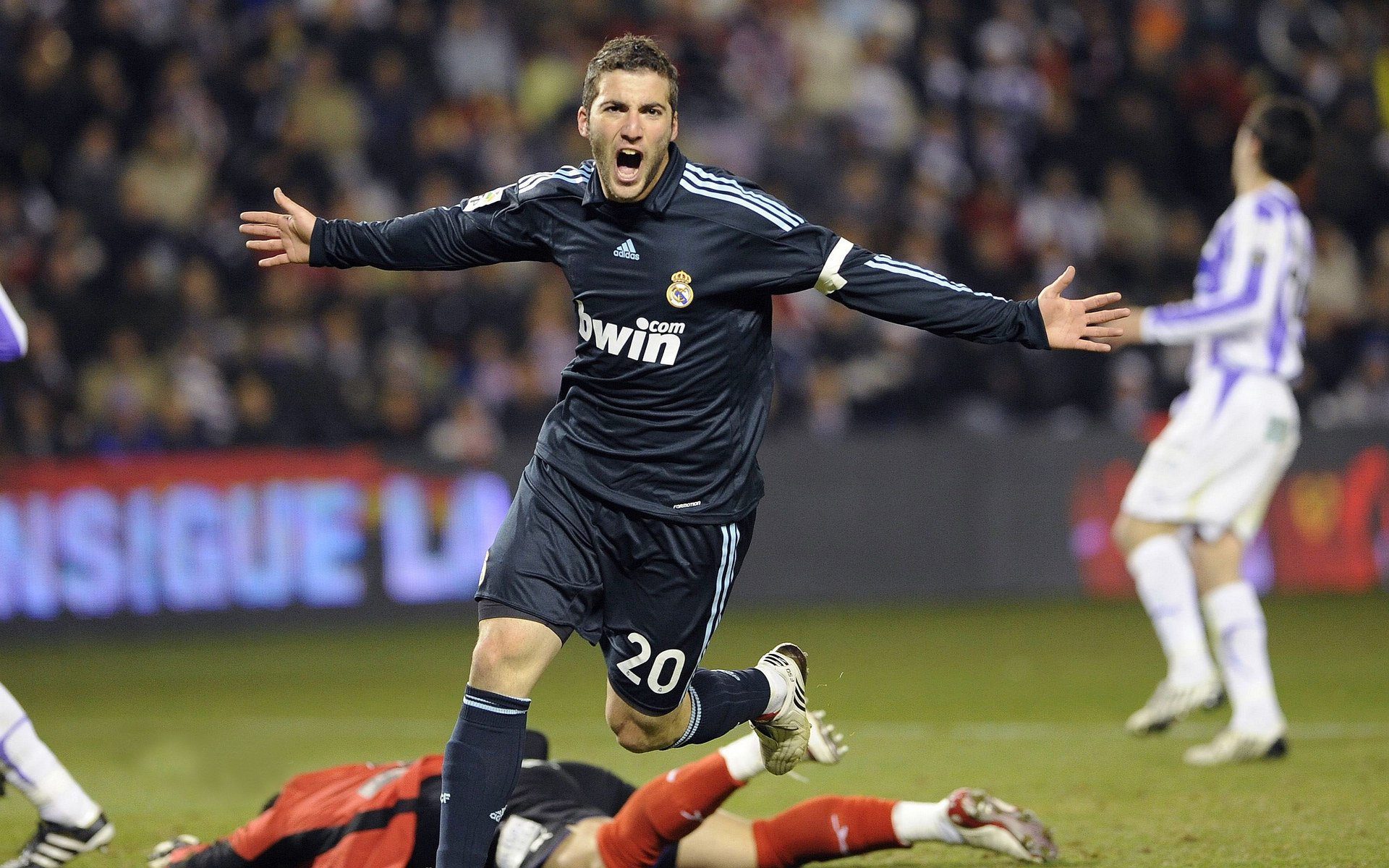 绿茵场上的东亚对决，日本力克韩国，阿圭罗带队取胜的战术启示